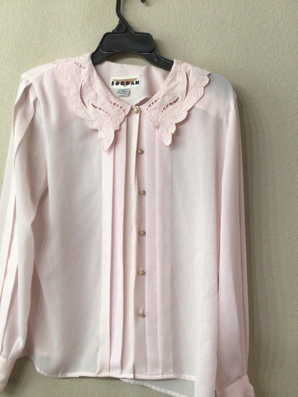 Vintage Jordan pastel pink button up blouse. Size 9/10. Excellent shape.